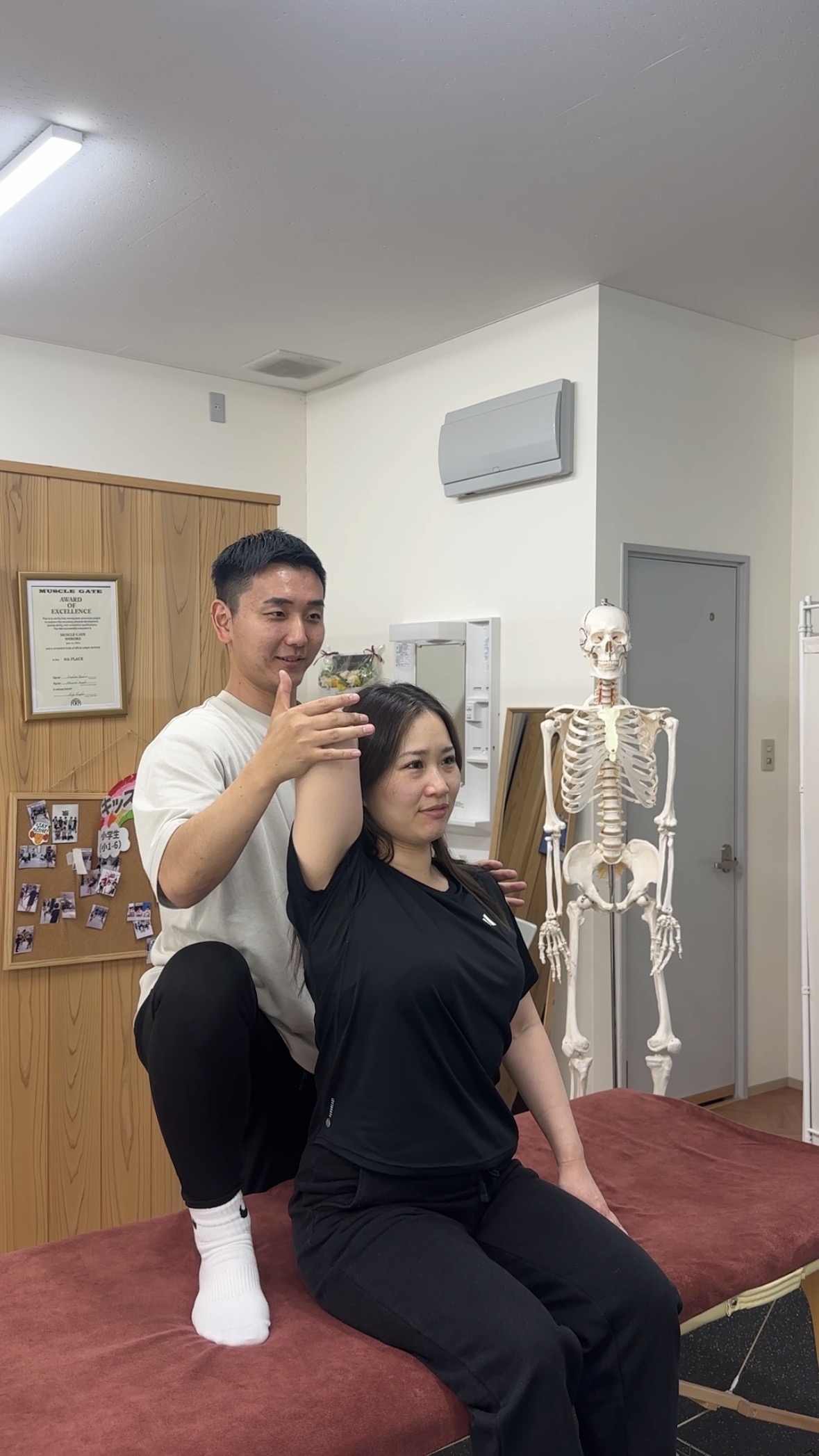 お客様の身体の動きを確認する代表トレーナー 宮崎真人